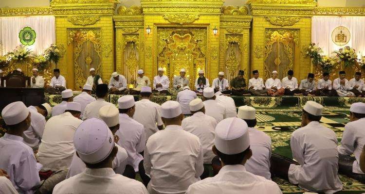 Jemaah al Khidmah, penganut Tarekat Qadiriyah wa-Naqsyabandiyah yang bersambung pada Rasulullah SAW dikembangkan melalui Syaikh Utsman al-Ishaqi di Surabaya. (Foto: al khidmah)