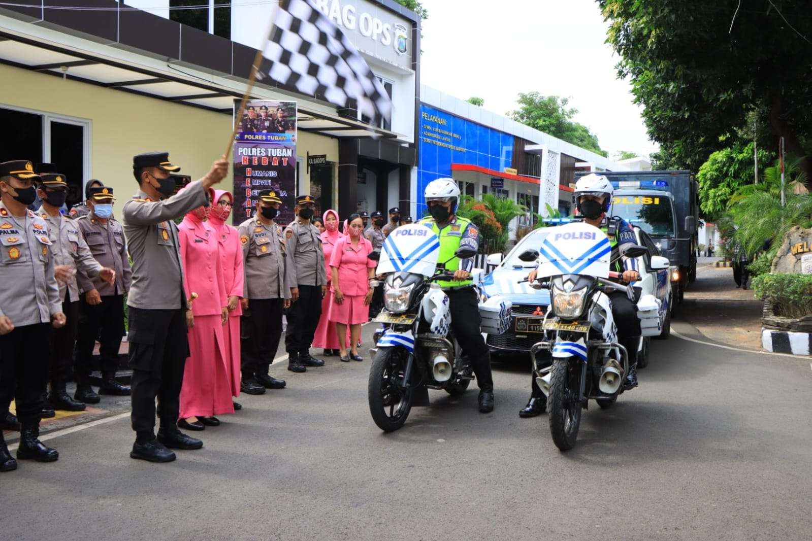 Kapolres Tuban, AKBP Rahman Wijaya memberangkatkan pendistribusian bantuan kepada korban bencana gempa bumi di Cianjur. (Foto: dok. Polres Tuban)