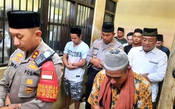 Kapolres Situbondo AKBP Andi Sinjaya Ghalib salat berjamaah dengan para tahanan di ruang tahanan Polres Situbondo.(Foto: Guido Saphan/ngopibareng.id)