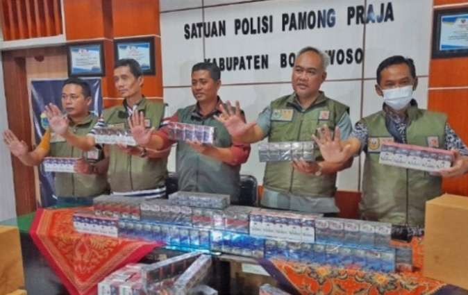 Satpol PP Bondowoso dan Bea Cukai Jember mengamankan jutaan batang rokok ilegal dalam tiga bulan terakhir di Bondowoso. (Foto: Guido Saphan/Ngopibareng.id)