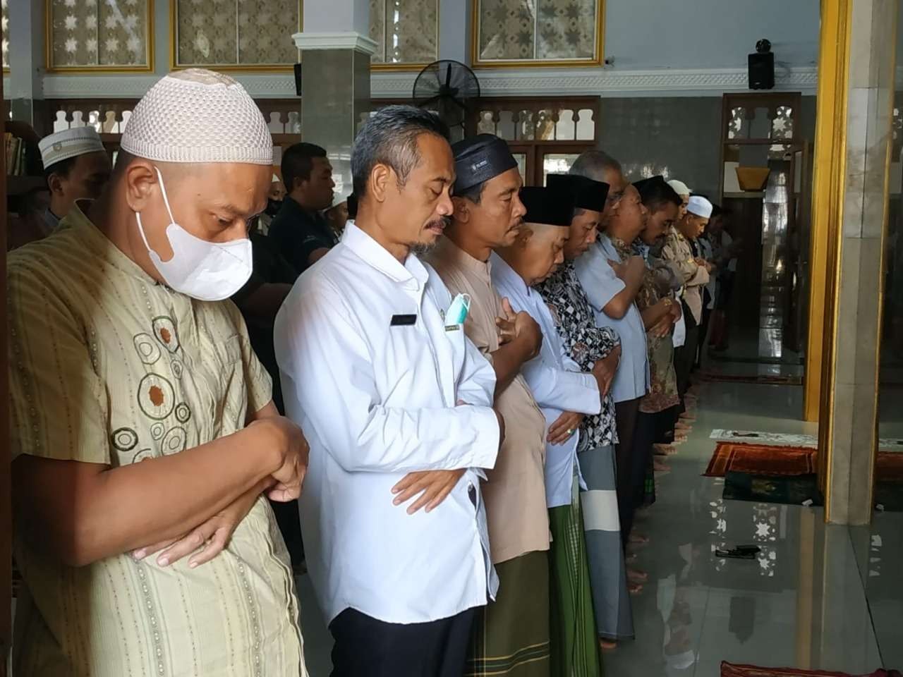 Puluhan anggota Polres Bojonegoro menggelar sholat ghaib sebagai bentuk empati atas korban bencana gempa bumi di Cianjur. Shalat digelar di Masjid Al Ikhlas Mapolres Bojonegoro, pada Jumat 25 November 2022. (Foto: dok Humas Polres Bojonegoro)