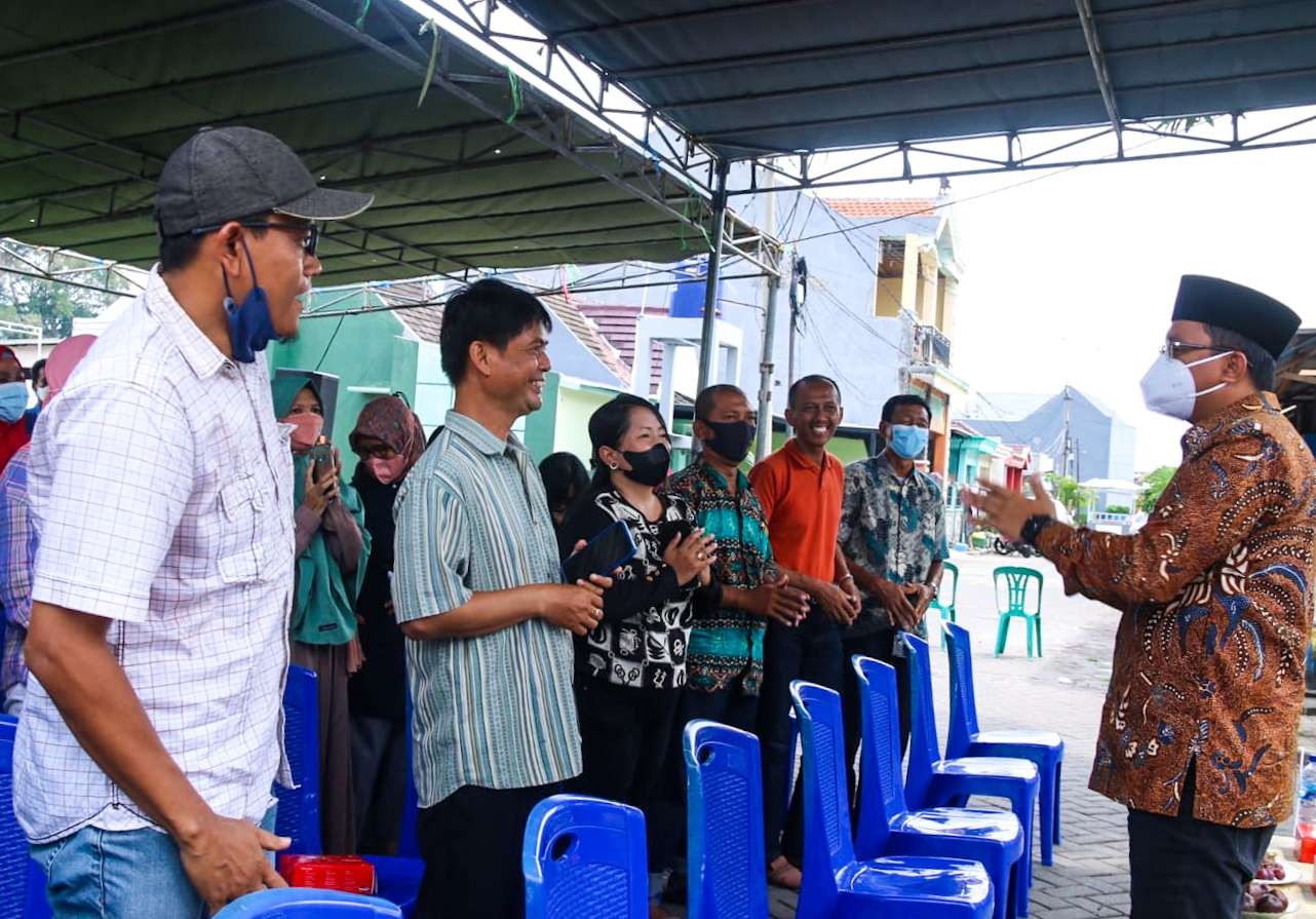 Gus Muhdlor (batik coklat) saat temui warga korban angin puting beliung (foto : Aini/Ngopibareng.id)