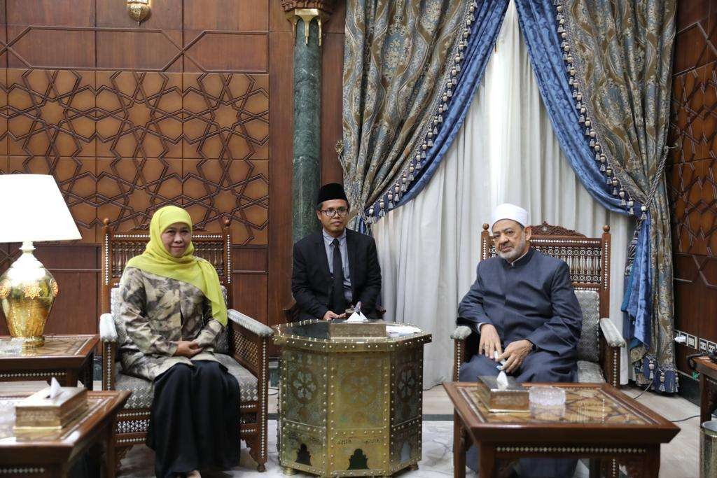 Gubernur Jatim Khofifah Indar Parawansa bersama Grand Syeikh Al Azhar Kairo Prof Syeikh Ahmad At-Thayeb di Al Azhar University, Mesir. (Foto: Humas Prov Jatim)