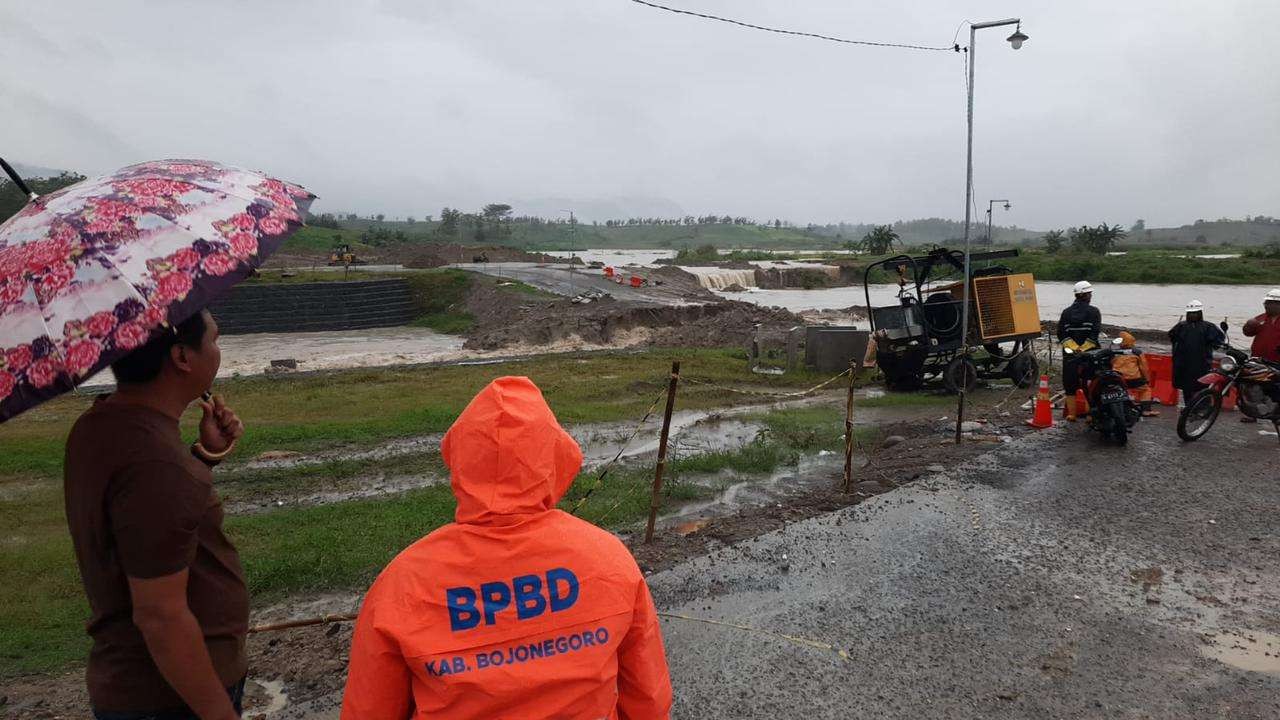 Jembatan Kedungjati, di Waduk Pacal, Kecamatan Temayang yang menghubungkan jalur Bojonegoro-Nganjuk, untuk sementara ditutup mulai Jumat 25 November 2022, dini hari. (Foto: dok. BPBD Bojonegoro)