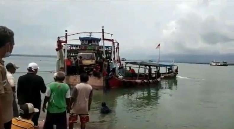 Buritan kapal penyeberangan Samporna Maju mengalami putus tali hingga sejumlah kendaraan dan penumpang jatuh ke laut. (Foto: Ant)