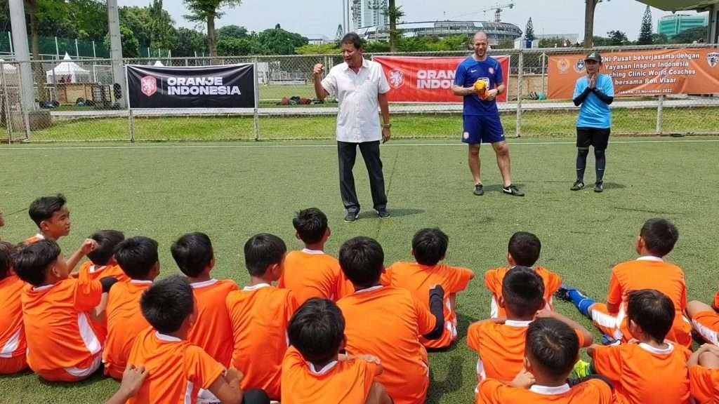 Ade Lukman dan Ron Vlaar (jersey biru) saat memotivasi para atlet sepak bola usia dini di Kompleks GBK, Jakarta. (Foto: Gerakita)