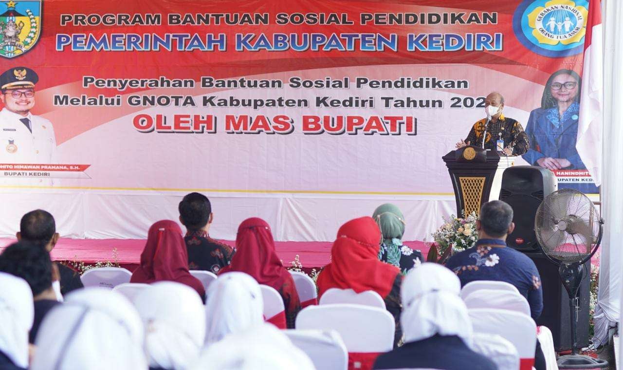 Bupati Kediri  Hanindhito Himawan Pramana mengucurkan bantuan sosial pendidikan melalui Gerakan Nasional Orang Tua Asuh (GNOTA) tahap kedua kepada ribuan pelajar. (Foto: Kominfo Kabupaten Kediri )