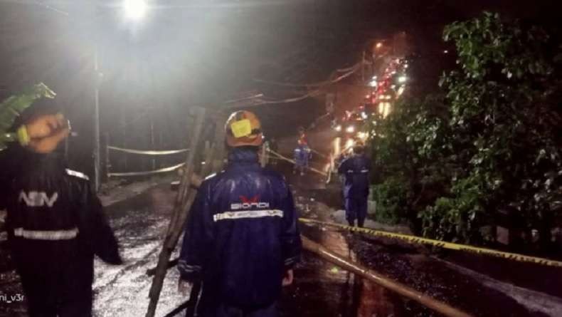 Longsor memutus jalan provinsi yang menghubungkan Kota Batu dengan Kabupaten Malang. (Foto: Ant)