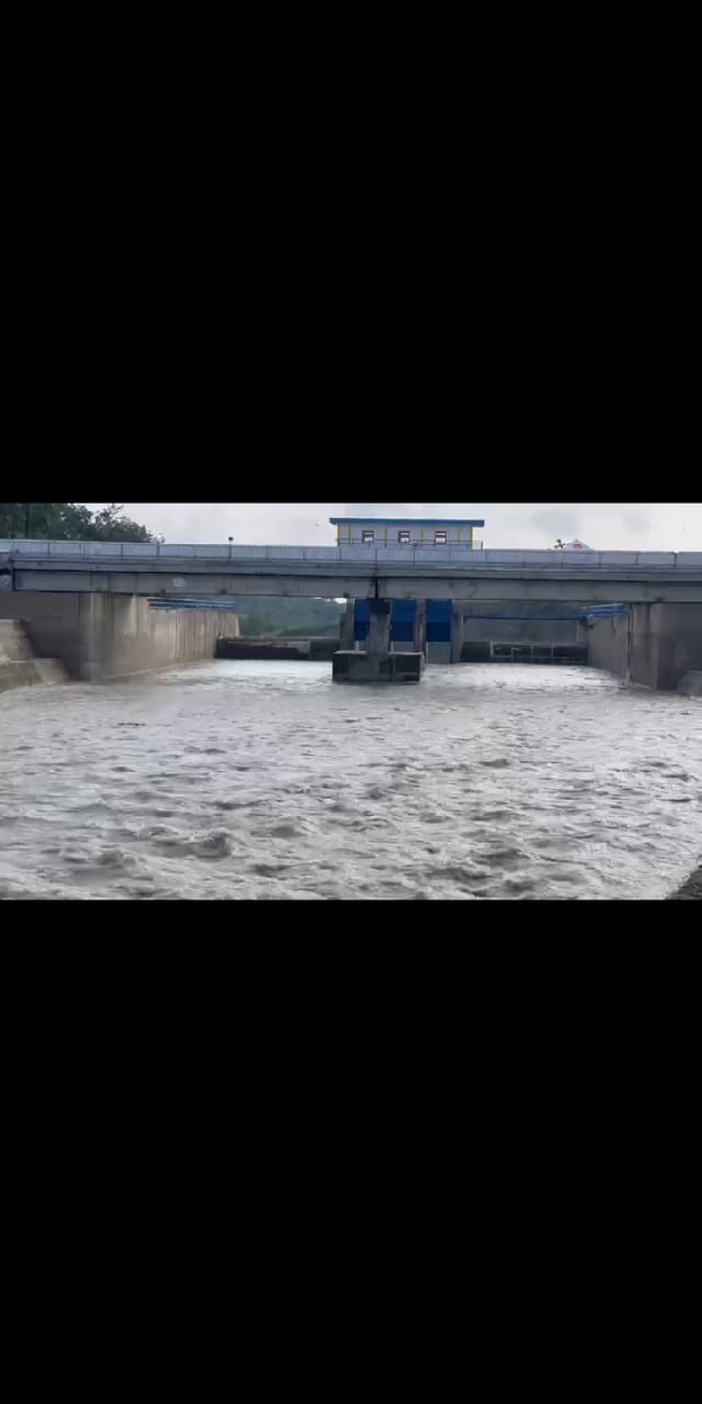 Sungai Pacal, anak Sungai Bengawan Solo airnya meningkat. (Foto: tangkapan video BPBD Bojonegoro)