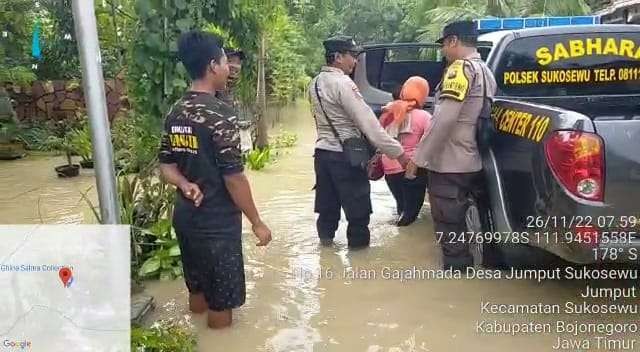 Salah seorang anggota Polsek Sukosewu, mengantarkan warga yang sakit, untuk kemudian diantar ke RSUD Bojonegoro yang berjarak sekitar 30 kilometer dari daerah banjir pada Sabtu 26 November 2022. (Foto: dok. Humas Polres Bojonegoro)