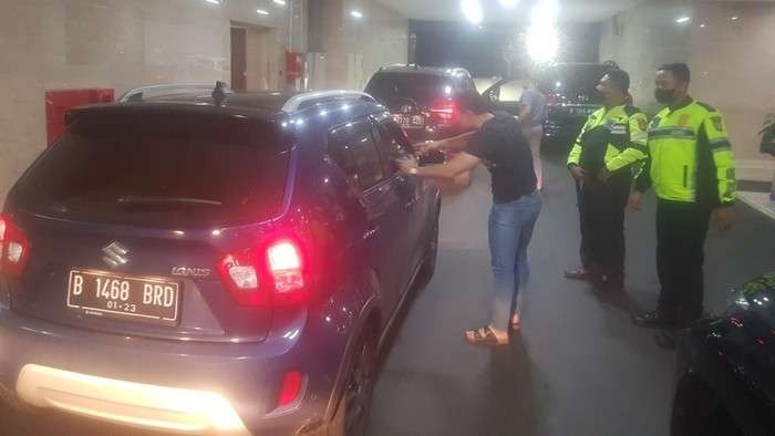 Giki Argadiaksa dan istrinya ditangkap  polisi lalu lintas saat melintas di jalan Tol JORR. (Foto: Istimewa)