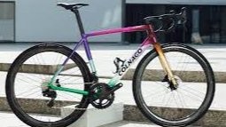 Colnago C68 Motoki Yoshio yang menonjolkan harmonisasi warna dan lekuk Colnago seri C.