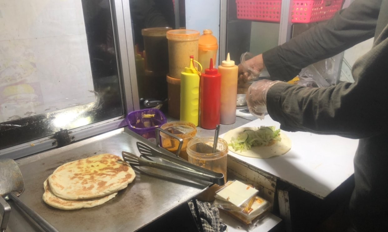 Proses pembuatan kebab dan shawarma di kedai “Khan” (Foto: Andhi Dwi/Ngopibareng.id)