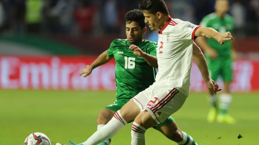 Pemerintah Iran menangkap pemain timnas sepak bola mereka, Voria Ghafouri, pada Kamis 24 November 2022. Dia dikenal kritis terhadap pemerintah. (Foto: NPR)