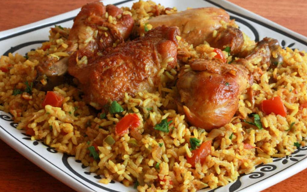 Machboos, nasi biryani disajikan dengan ayam atau daging kambing. (Foto: Pinterest)