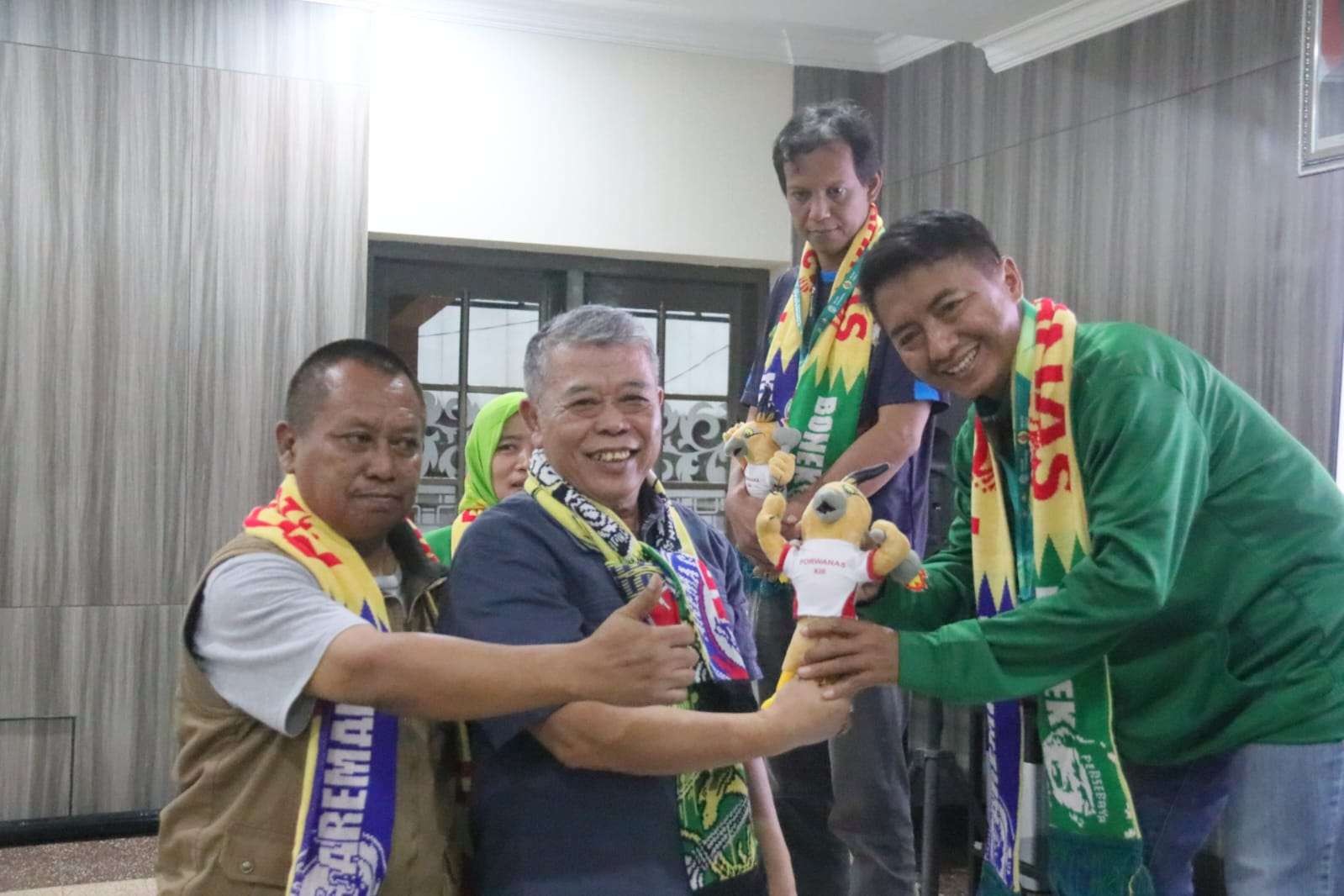 Komandan Kontingen Jatim, Kusnadi (tengah) didampingi Ketua PWI Jatim Lutfil Hakim  saat menyerahkan medali kepada Zainal Ibad pemenang lomba karya tulis dalam Porwanas 2022 di Gedung BPSDM, Malang, Jumat 25 November 2022. (Foto: PB Porwanas)