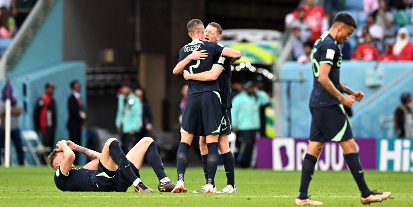 Pemain Australia saat merayakan kemenangan atas Timnas Tunisia. (Foto: Twitter @FIFAWorldCup)