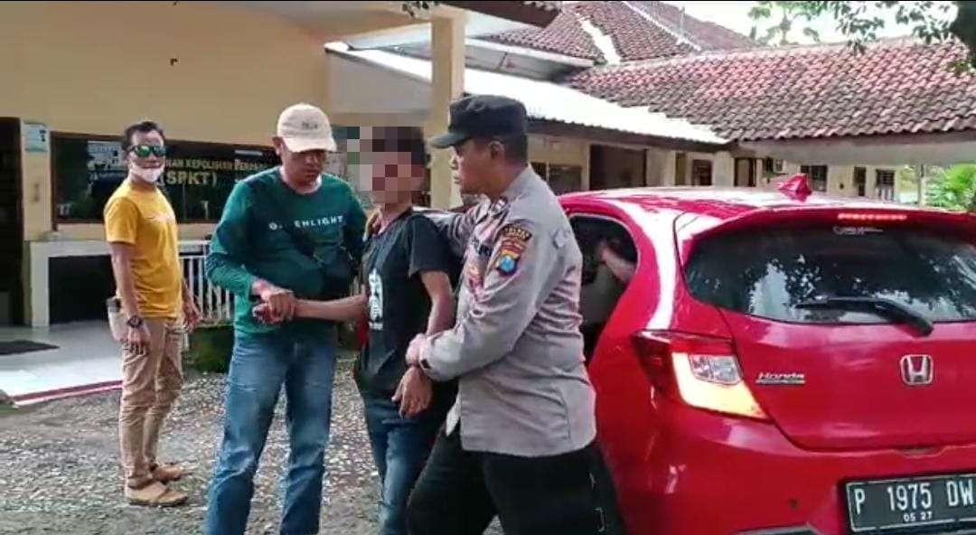 Polisi saat menangkap salah satu pelaku pengeroyokan terhadap Ahmadi (Foto: Istimewa)