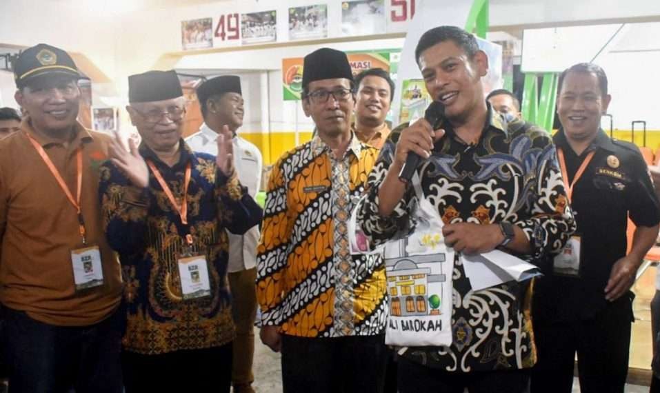 Walikota Kediri Abu Bakar meninjau stan bazar Remaja Pondok Pesantren Wali Barokah, ia  berharap banyak pengusaha sukses dari generasi muda LDII.( Foto: MC LDII)