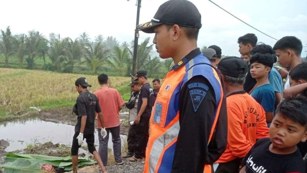 Warga berdatangan ke lokasi kejadian menyaksikan korban tertabrak kereta api. (Foto: Istimewa)