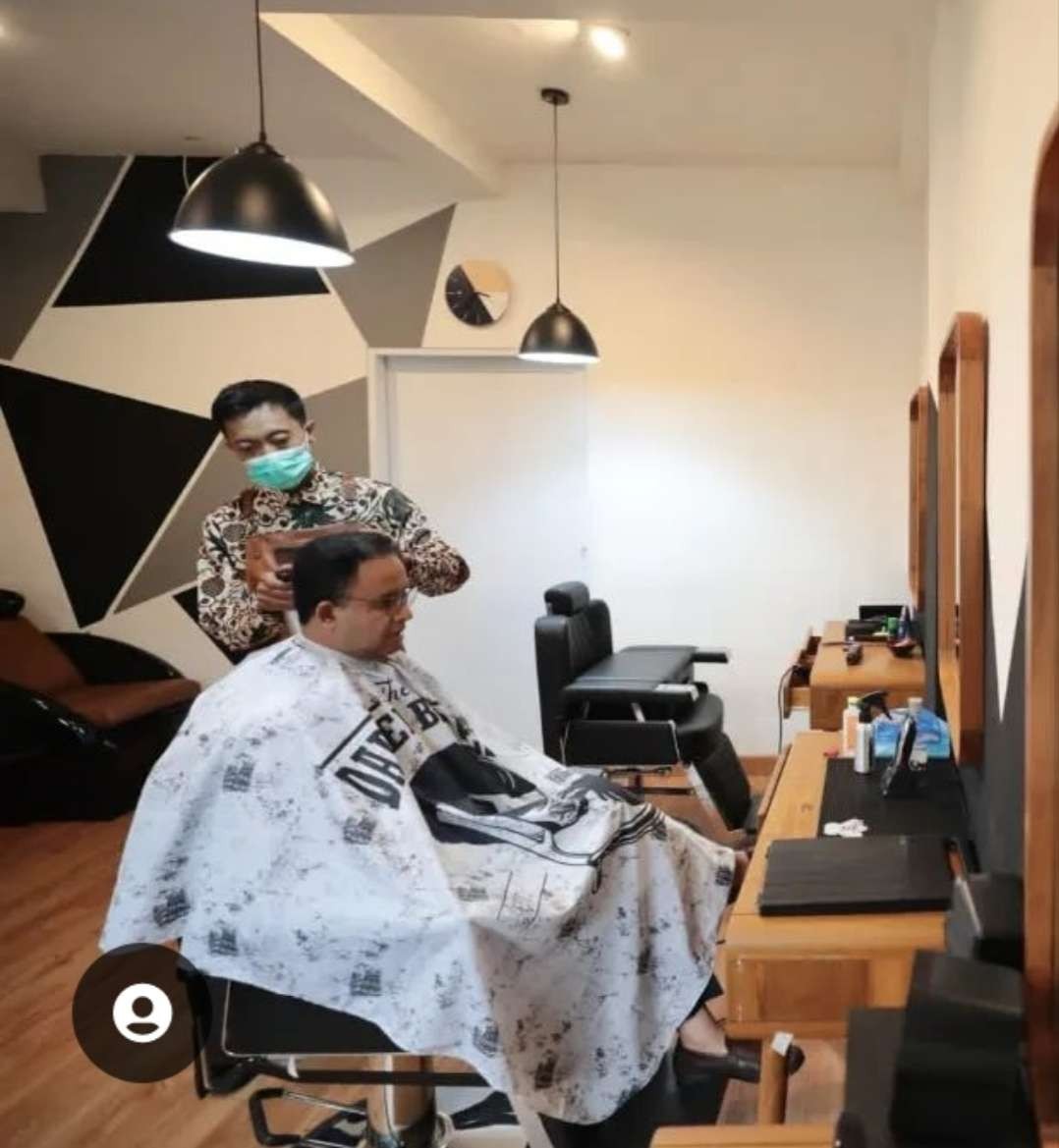 Anies Baswedan cukur rambut di tempat langganannya. (Foto: Instagram @aniesbaswedan)