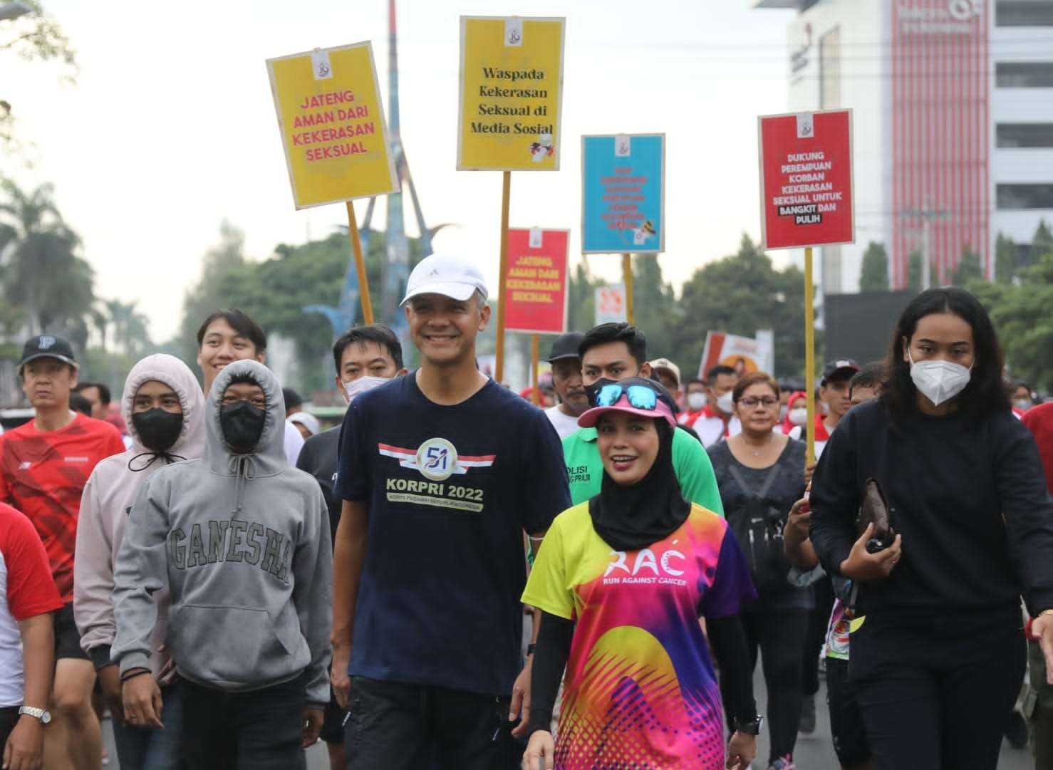 Gubernur Jawa Tengah, Ganjar Pranowo mengikuti kegiatan jalan sehat di Hari Ulang Tahun (HUT) ke-51 Korpri, Minggu 27 November 2022. (Foto: Pemprov Jateng)