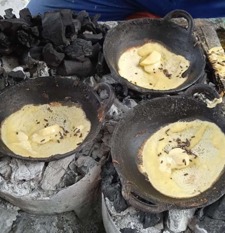 Kue leker dimasak di wajah mini. (Foto: Imron Rosidi/Ngopibareng.id)