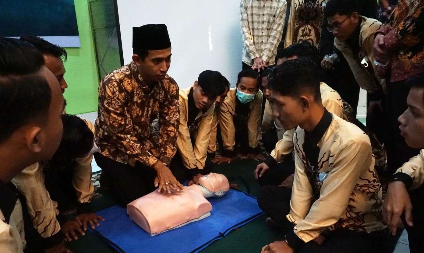 Para santri peserta Diklat Kader Kesehatan dan Manajemen poskotren sedang menyimak pengarahan dari pembimbing. (Foto: MC LDII)