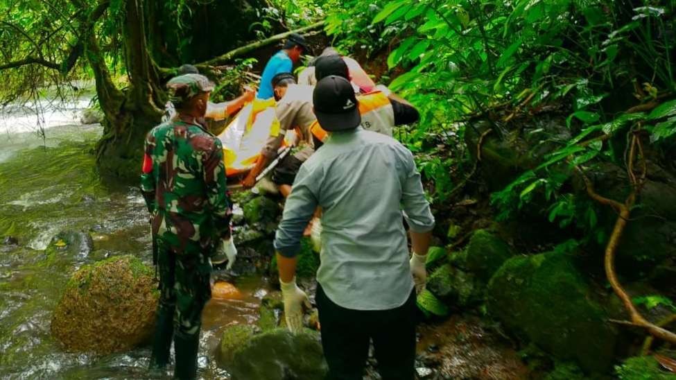 Petugas mengevakusi jasad perempuan tanpa identitas dari sungai (foto:istimewa)