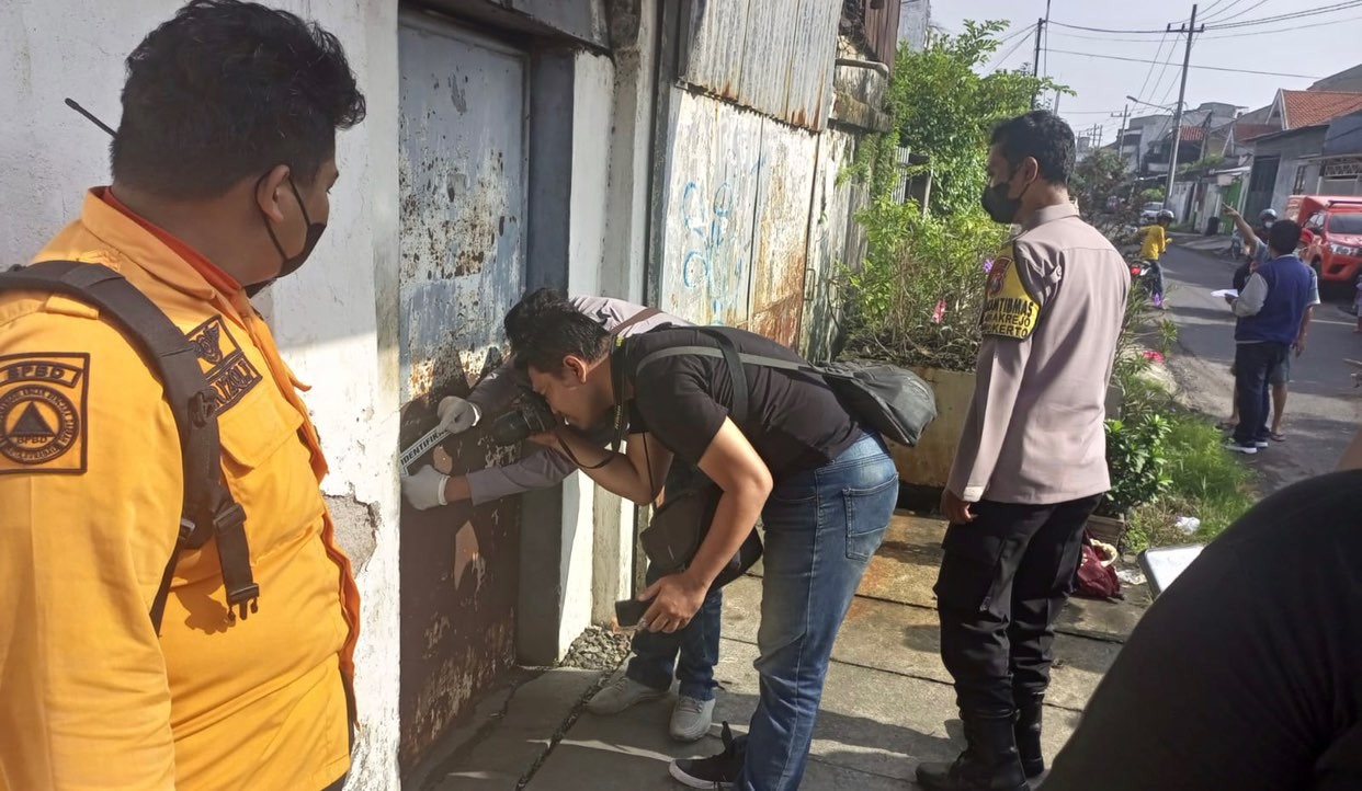 Proses evakuasi jenazah di dalam gudang Jalan Tambak Adi, Tambakrejo, Surabaya. (Foto: BPBD Surabaya)