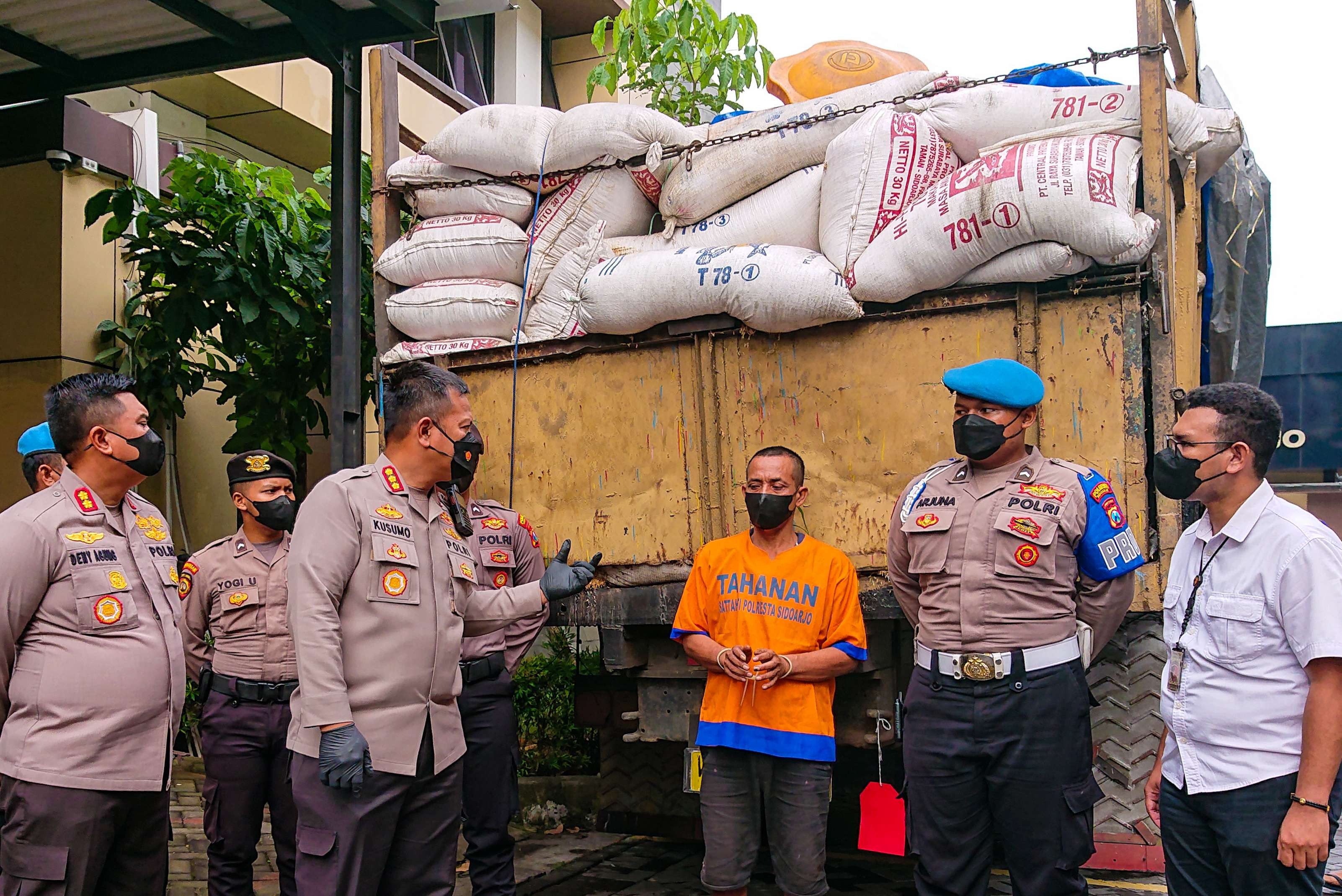 Tersangka saat di introgasi Kapolresta Sidoarjo. (foto : Aini/Ngopibareng.id)