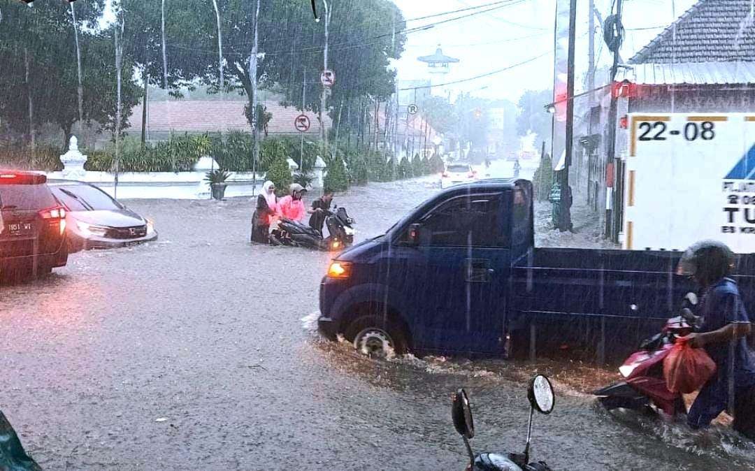 Kondisi genangan air di simpang tiga depan Kantor Pemkab Banyuwangi (foto:istimewa)