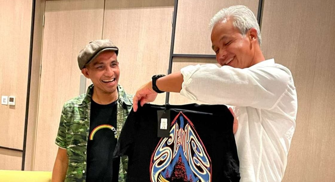 Personel Slank, Ivanka memberikan kaos khusus untuk Gubernur Jawa Tengah, Ganjar Pranowo. (Foto: dok. Humas Pemprov Jateng)