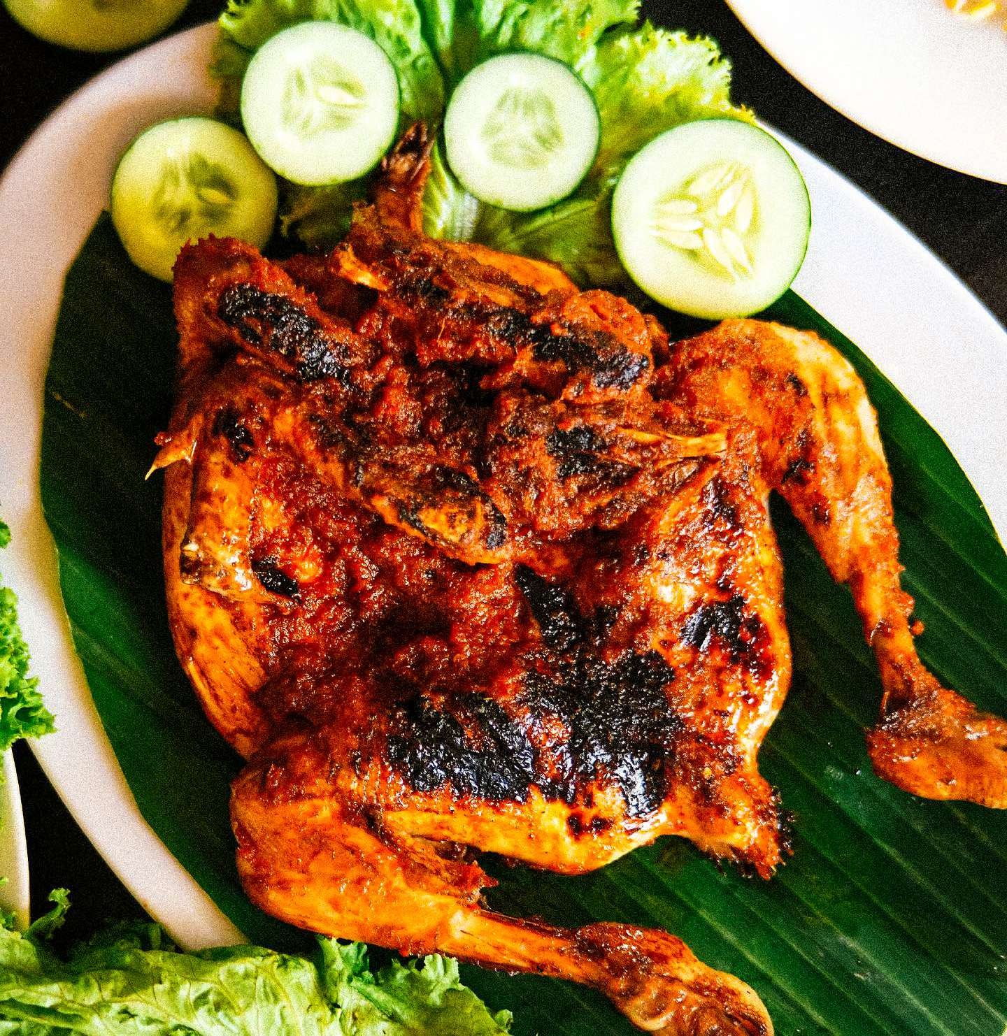 Ayam Bakar Bumbu Redjo, menu best seller di Warung Redjo Sidoarjo (foto : Aini/Ngopibareng.id)