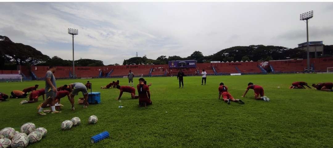 Persik Kediri gelar latihan meski para pemain belum berkumpul semuanya. Ini merupakan persiapan jelang bergulirnya kembali Liga 1. (Foto: Fendi Lesmana/Ngopibareng.id)