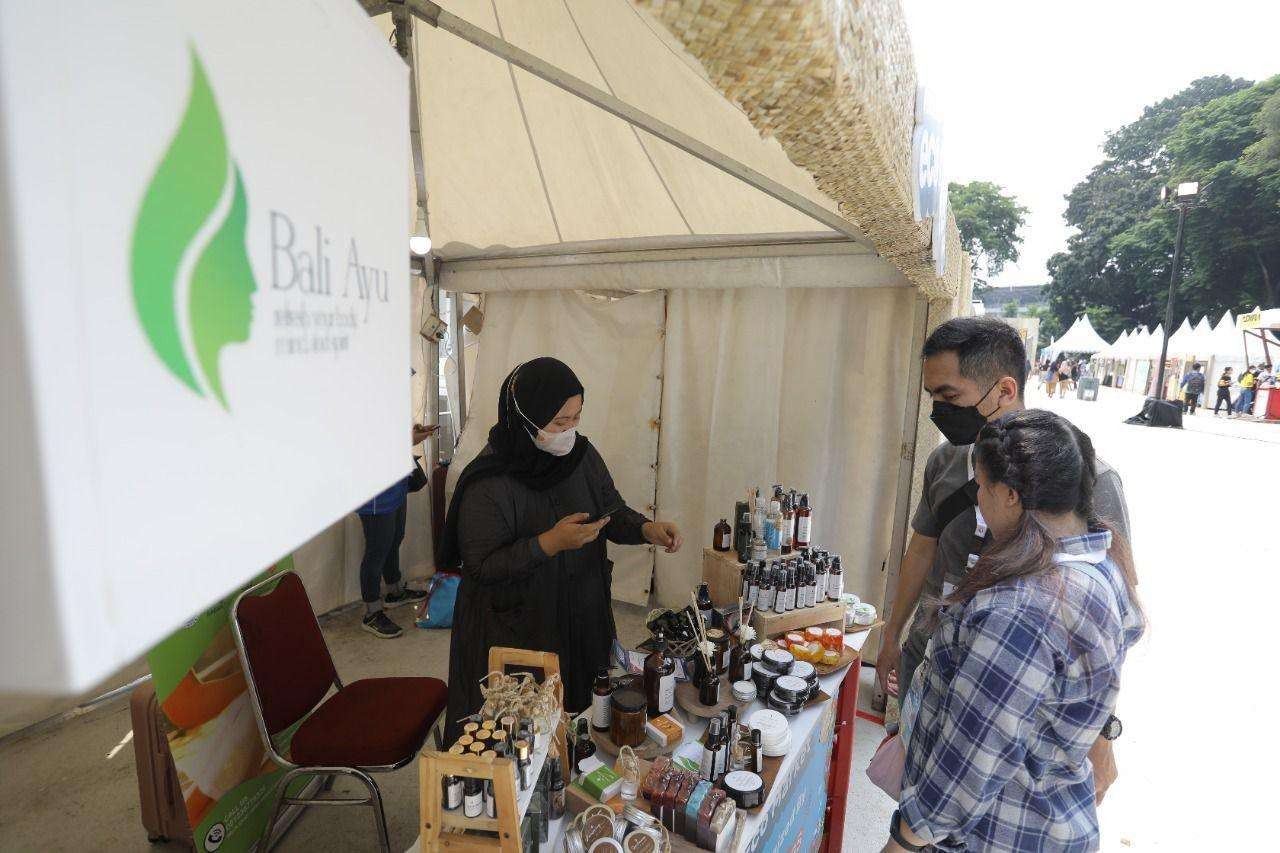 Pelaku UMKM yang terlibat dalam event ini dipilih untuk mendukung konsep sustainable living sehingga produk yang dipasarkan merupakan produk ramah lingkungan. Acara digelar di Istora Senayan Jakarta, Minggu 27 November 2022. (Foto: dok Humas Pertamina)