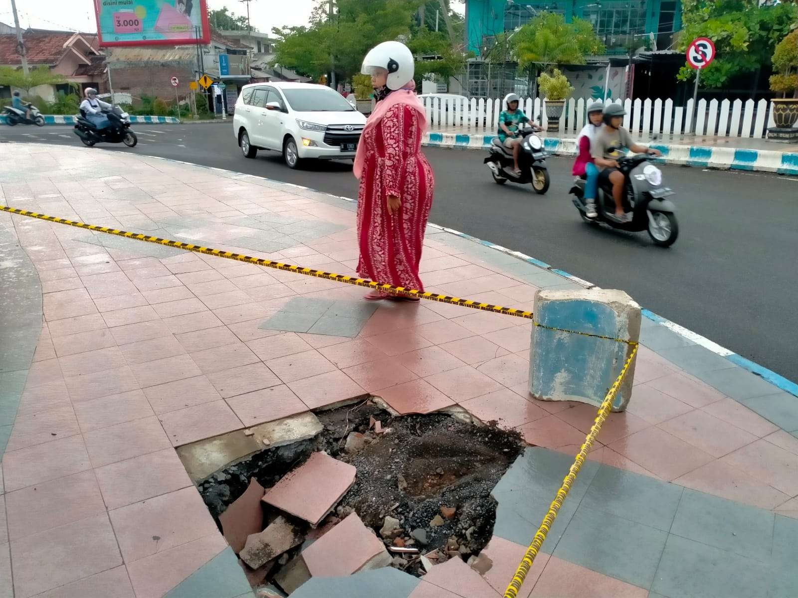 Lantai di lingkar luar air mancur di kawasan Bundaran Gladak Serang (Glaser) Kota Probolinggo ambrol. (Foto: Ikhsan Mahmudi/Ngopibareng.id)