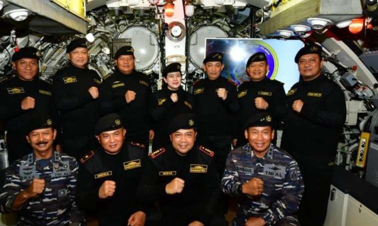 Ketua DPR Puan Maharani bersama penerema brefet kehormatan TNI AL berfoto bersama dengan KSAL Laksamana TNI Yudo Margono, calon pengganti Andika Perkasa.( Foto: Media Puan )