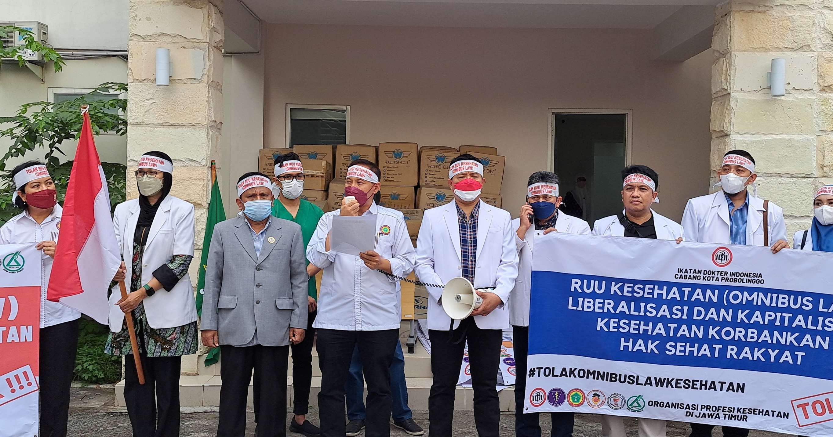 Ketua DPW PPNI Provinsi Jatim, Prof Dr H Nurasalam bersama para dokter, perawat dan farmasi yang melakukan aksi tolak Omnibuslaw kesehatan. (Foto: Pita Sari/Ngopibareng.id)