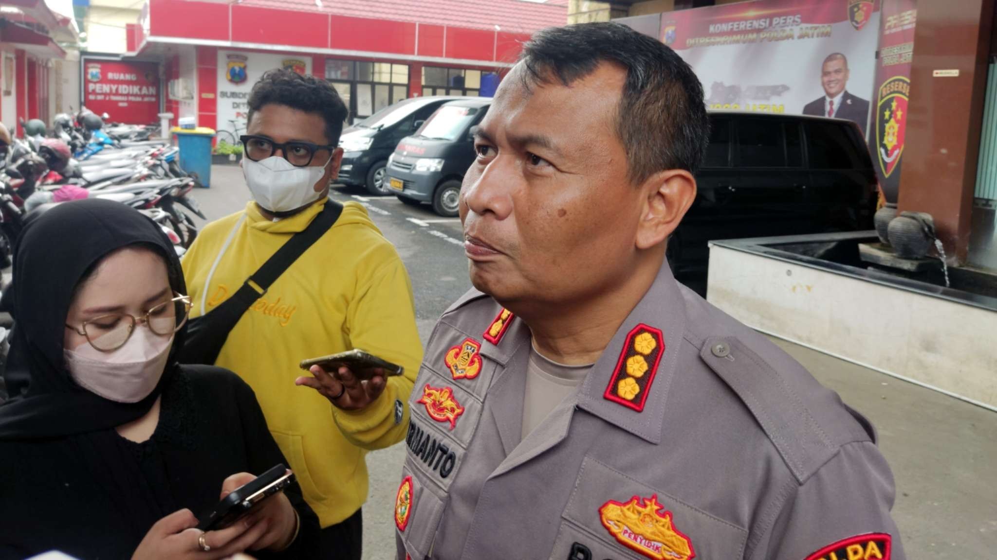 Kabid Humas Polda Jatim, Kombes Pol Dirmanto. (Foto: Fariz Yarbo/Ngopibareng.id)