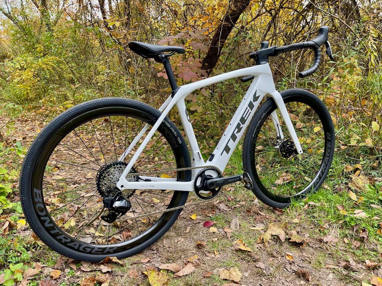 Trek Domane+ SLR dilengkapi motor dengan frame yang semirip mungkin dengan sepeda Domane SLR biasa.