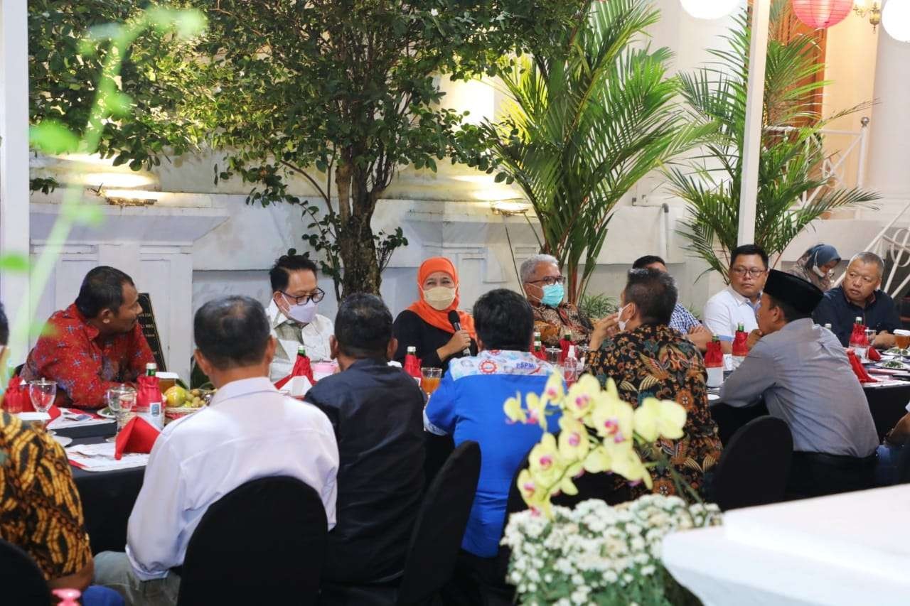 Gubernur Jatim, Khofifah Indar Parawansa saat menemui asosiasi buruh di Gedung Negara Grahadi. (Foto: Humas Prov Jatim)