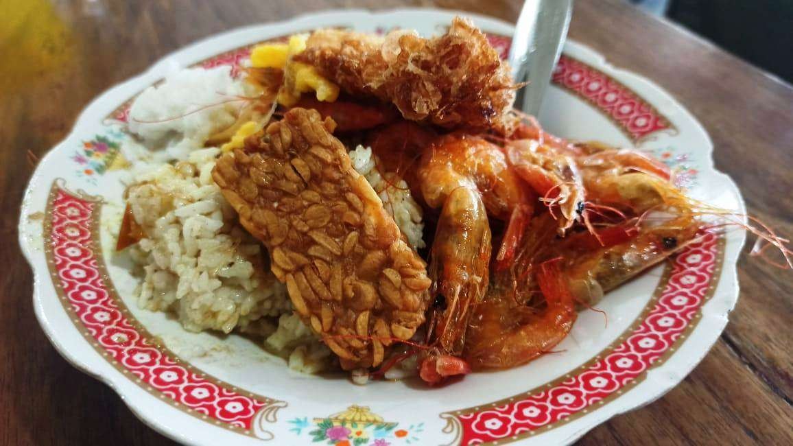 Nasi pecel lauk udang goreng di Warung Udang Wader Desa Mangir, Kecamatan Rogojampi, Banyuwangi (foto: Muh Hujaini/Ngopibareng.id)