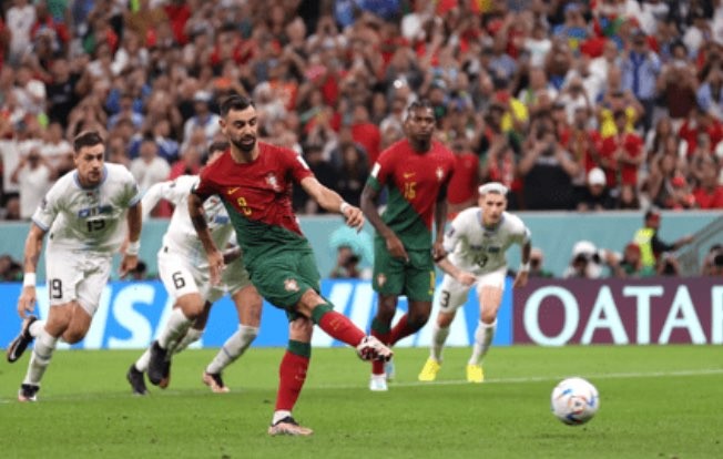 Gelandang Portugal, Bruno Fernandes ketika mencetak gol keduanya kontra Uruguay. (Foto: Fifa.com)