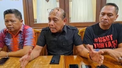 Ketua Tim Kuasa Hukum Aremania Menggugat, Djoko Tritjahjana (tengah) saat memberikan keterangan pers hasil pertemuan dengan Kejati Jatim (Foto: Istimewa)