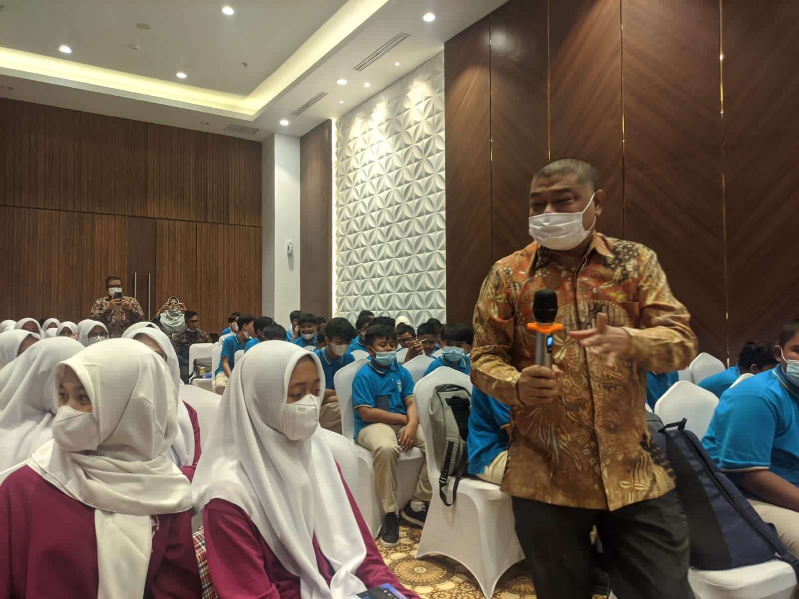 Staf Khusus Dewan Pengarah BPIP Dr Antonius Benny Susetyo memulai paparannya dengan dialog bersama. (Foto:bpip)