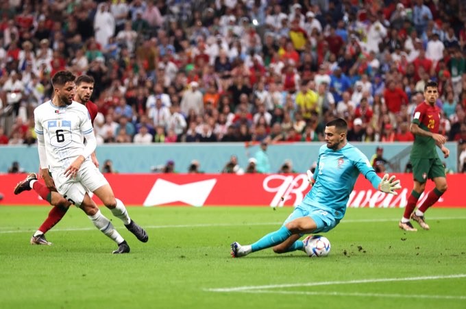 Gelandang Uruguay, Rodrigo Bentacur saat mengancam gawang Portugal. (Foto: Fifa.com)