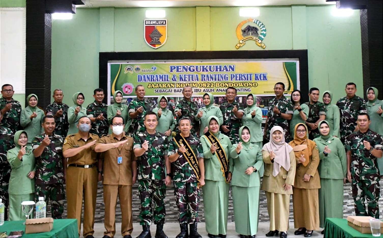 Para Danramil jajaran Kodim 0822 Bondowoso dikukuhkan sebagai bapak asuk anak stunting di kecamatan masing-masing.(foto: Guido Saphan/Ngopibareng.id)