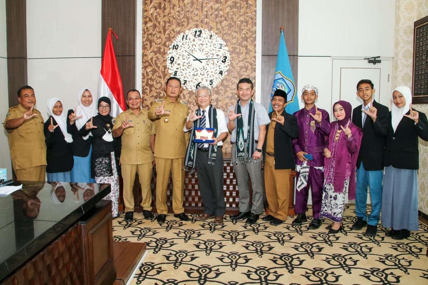 Bupati Lamongan, Yuhronur Efendi dan Kepala Sekolah Akifuchu High School Takahashi Makoto foto bersama dengan enam siswa yang akan berangkat ke Jepang (Foto: Dokumen Kominfo Lamongan)