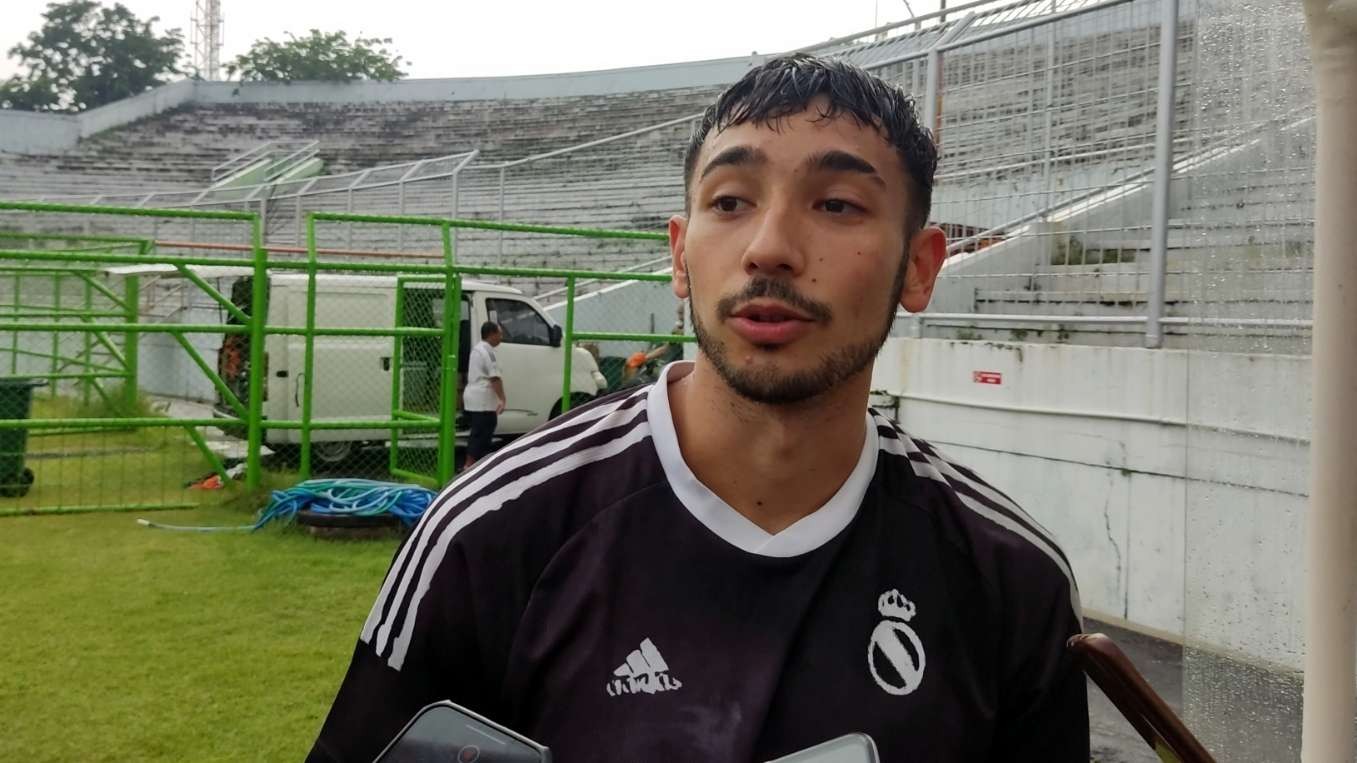 Pemain trial Persebaya, George Brown saat ditemui usai latihan di Stadion Gelora 10 November, Surabaya. (Foto: Fariz Yarbo/Ngopibareng.id)